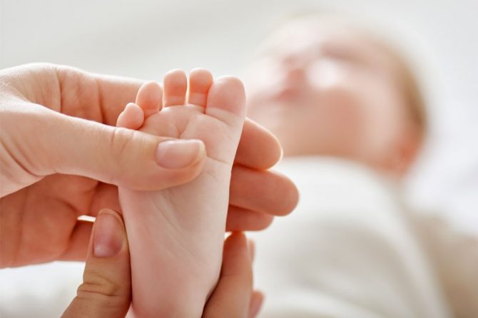 Масажа на бебињата од главата кон прстите на нозете
